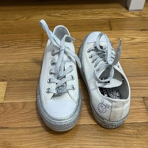 Miley Cyrus low top converse